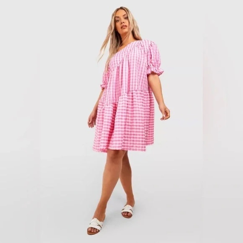Boohoo | PLUS GINGHAM TEXTURED TIERED SMOCK DRESS PINK